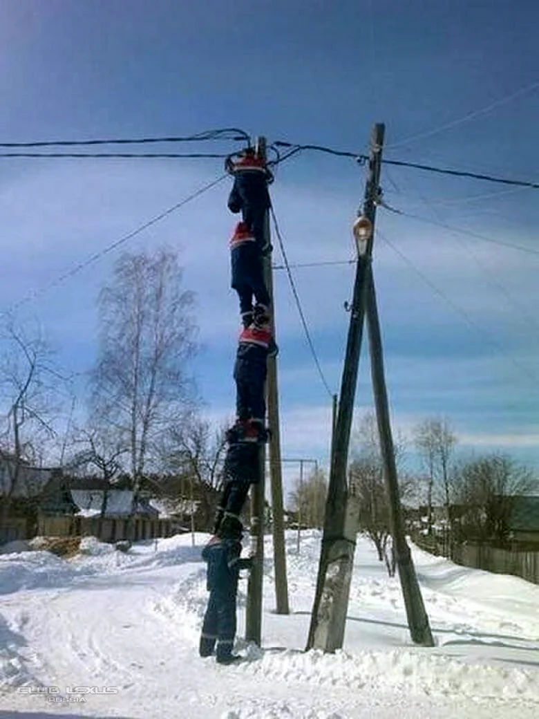 Электрик на столбе