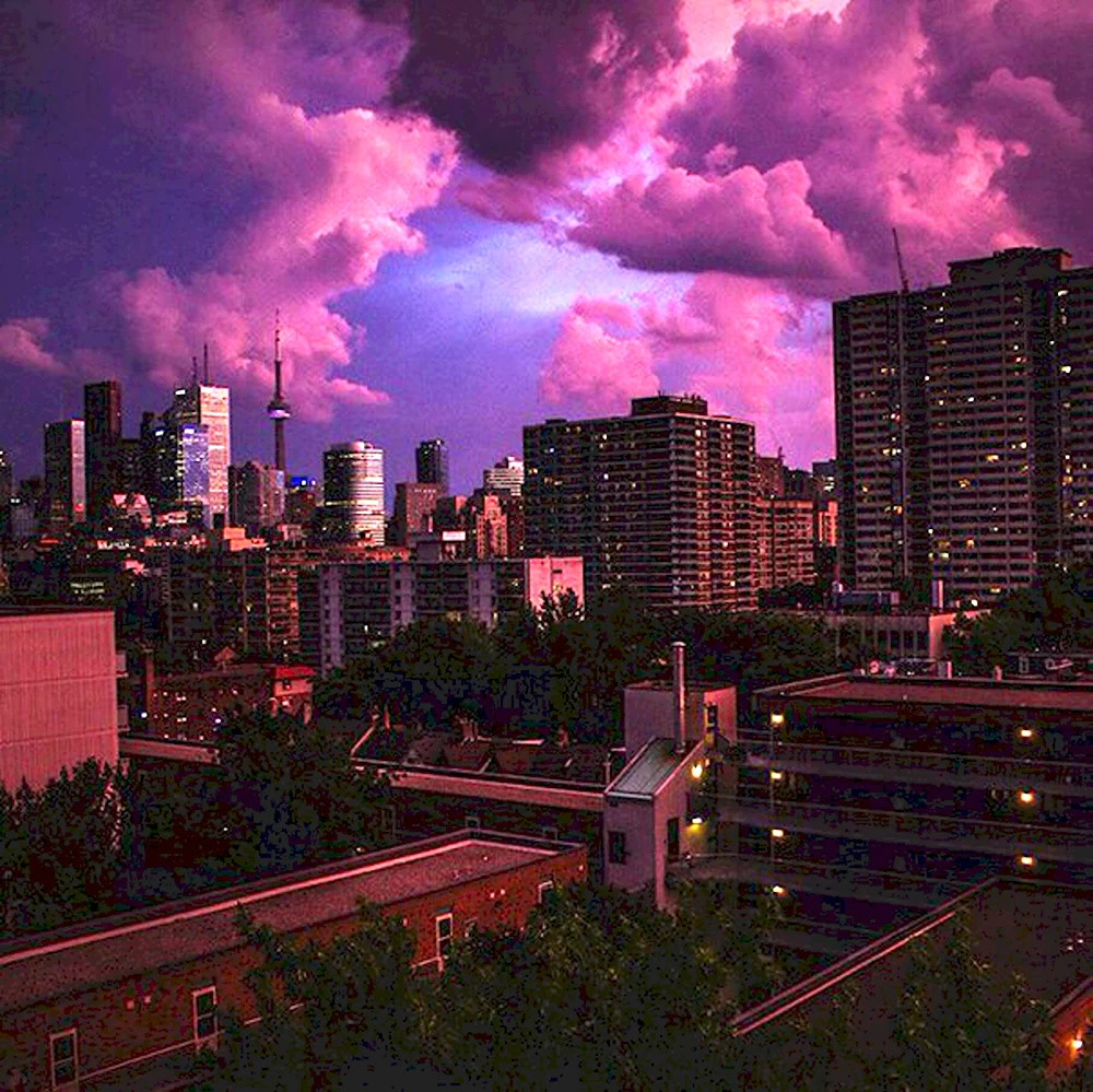 Фиолетовый закат в городе