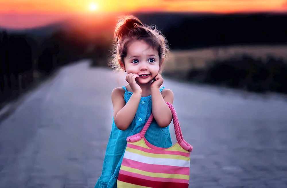 Фото картинка задумчивой девочки ребенка