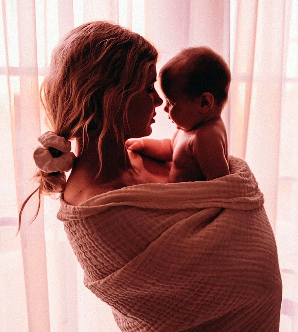 Фотосессия мамы с новорожденным