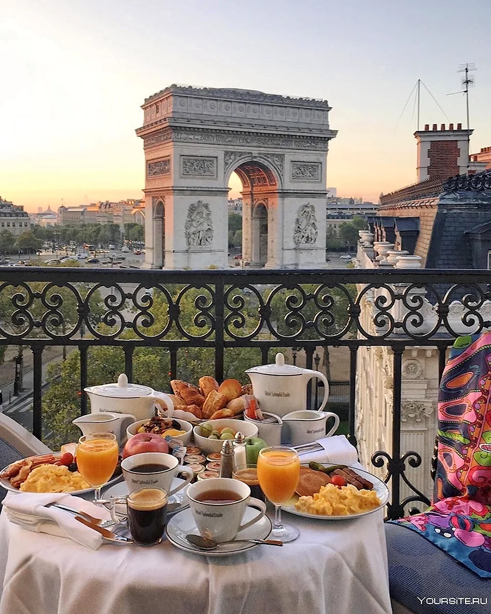 Французский завтрак в кафе