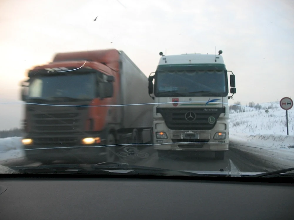 Фура на встречке