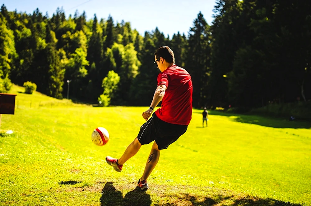 Futbol men. Футбол на природе. Человек с мячом. Увлечение спортом. Спортивные увлечения.