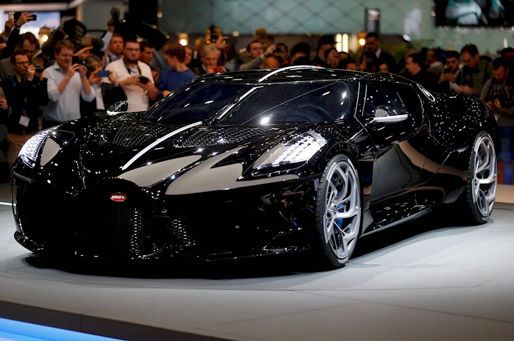 Гиперкар Bugatti la voiture noire