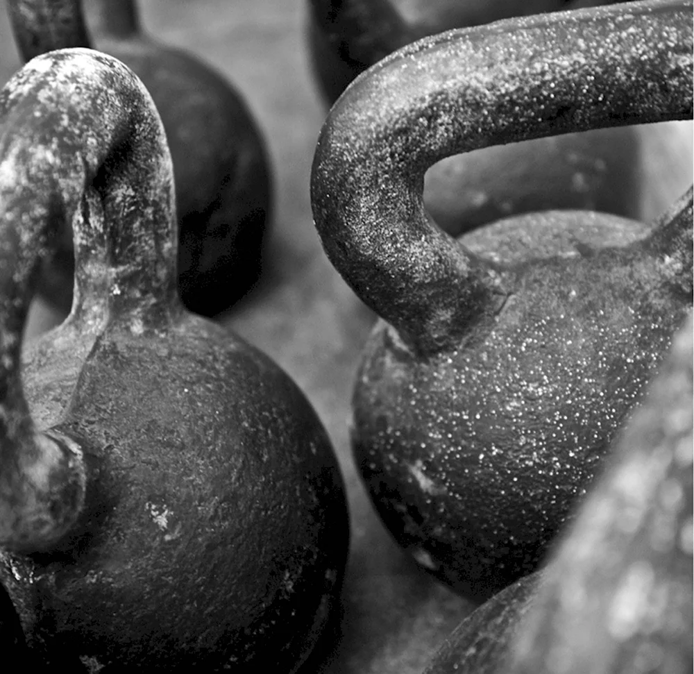 Телефон гиря. Гиря. Гири спортивные. Красивая гиря. Гиря Kettlebell.