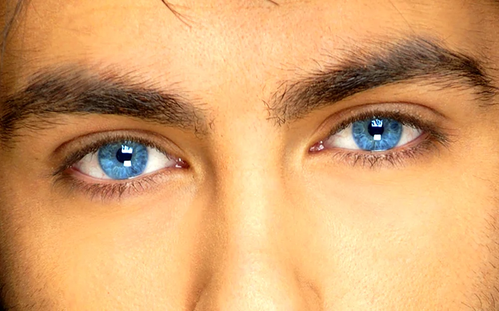 Голубые глаза мужские