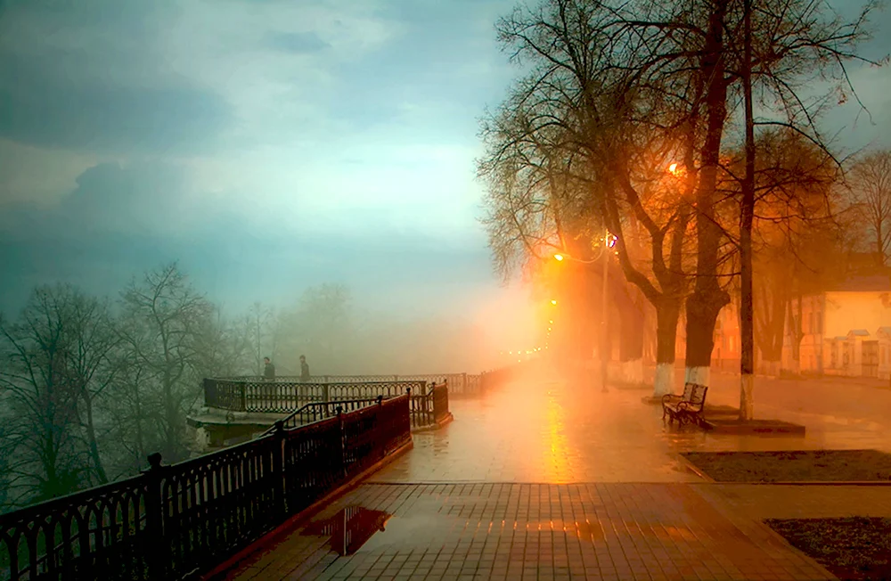 Лужа рассвет. Город в тумане. Туманный город. Туманное утро в городе. Туманная осень в городе.