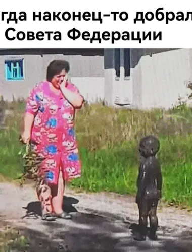 Грязный ребенок в луже Мем