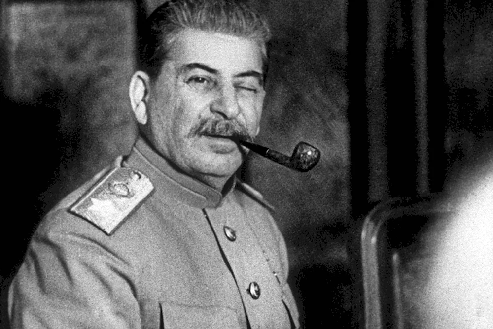 Иосиф Сталин курит