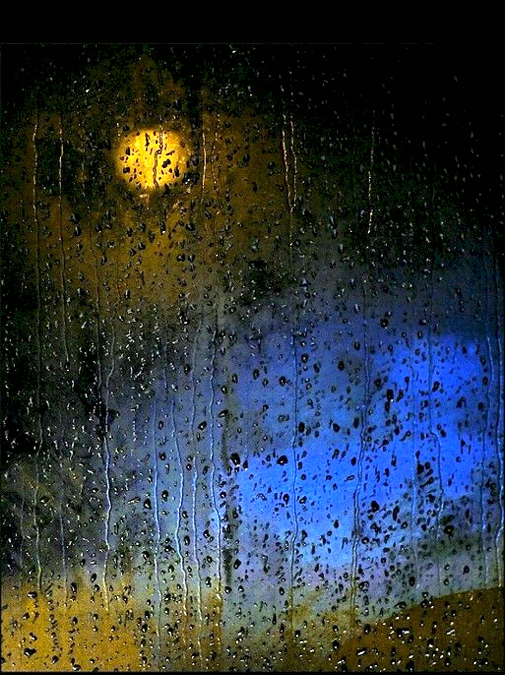 Капли дождя ночью