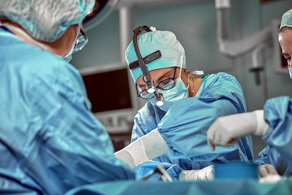 Хирург за операционным столом
