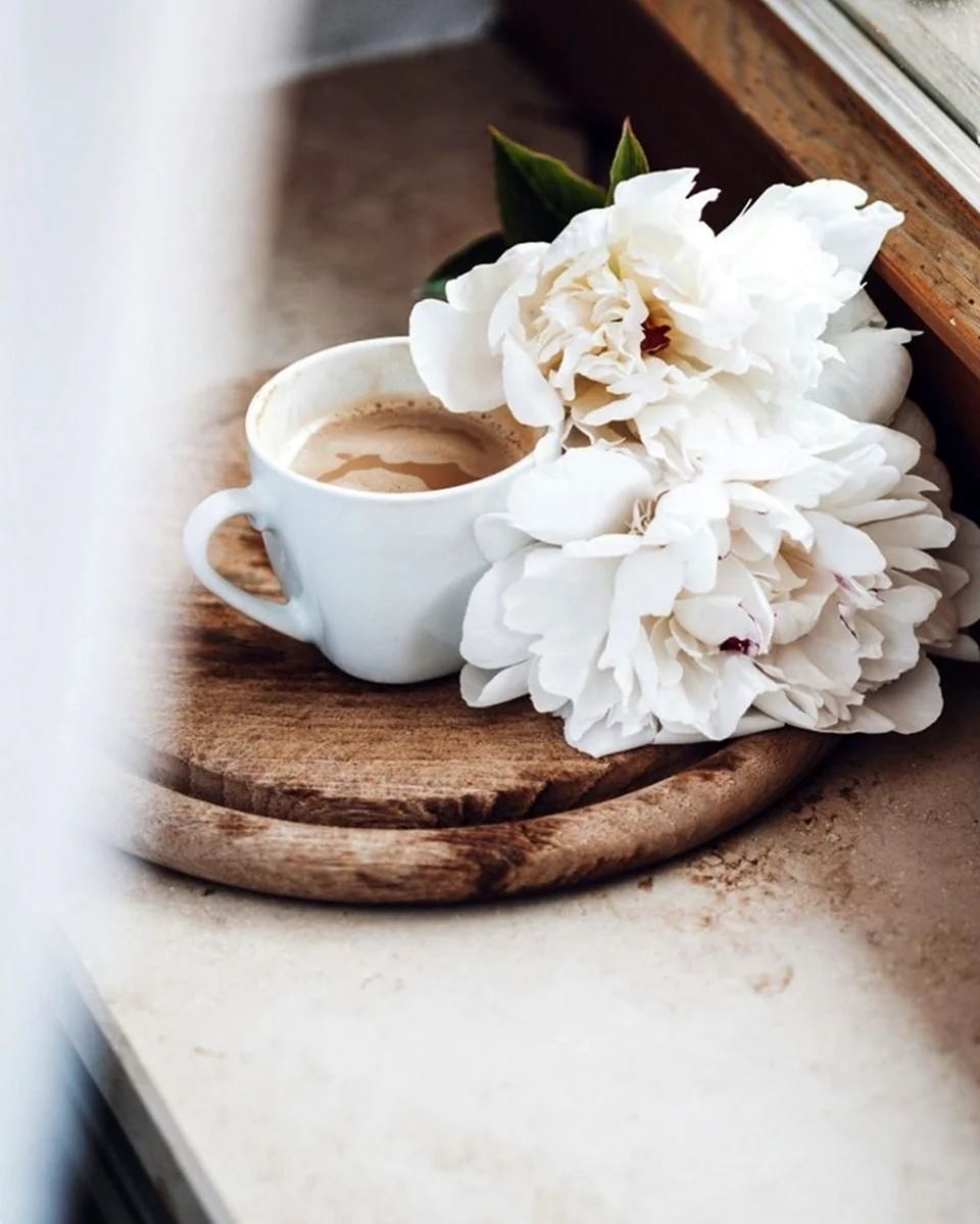 Кофе и белые цветы