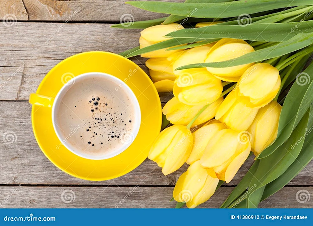 Кофе и желтые цветы