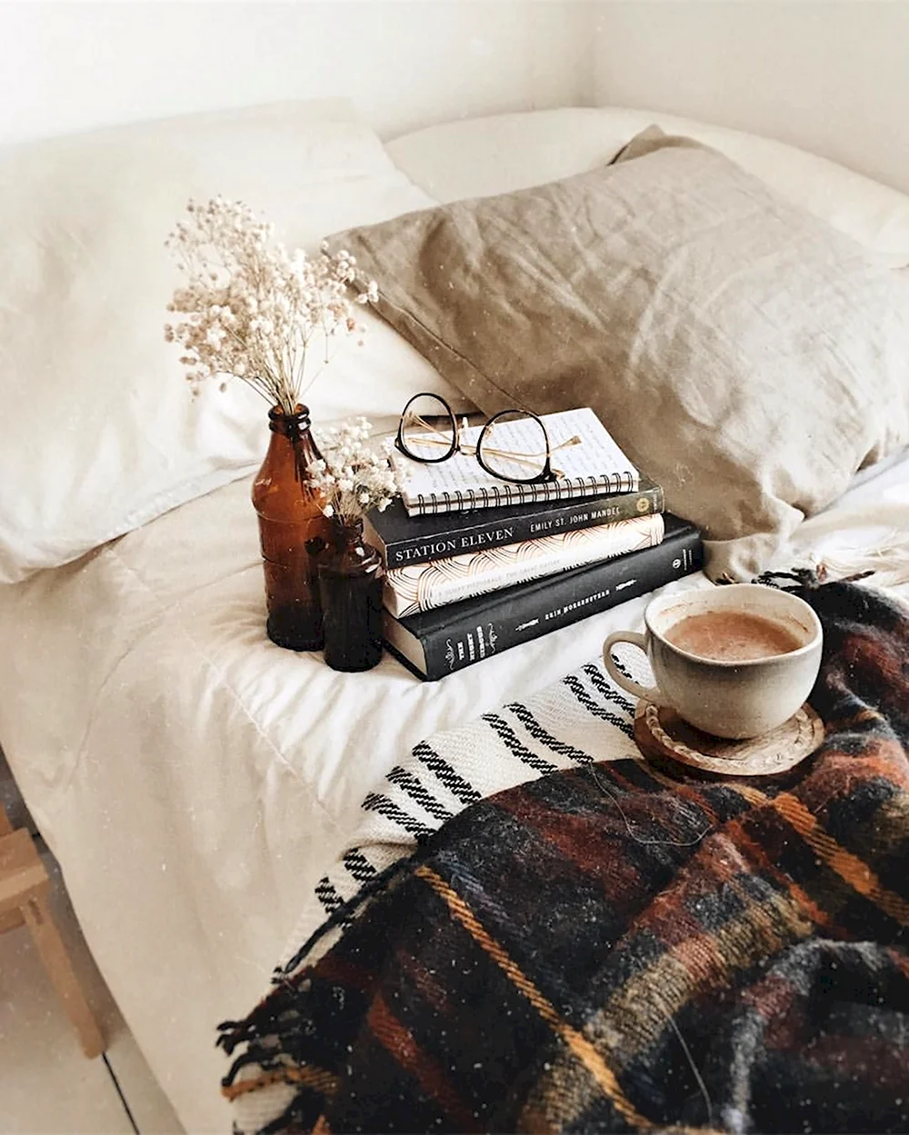 Кофе плед уютные подушки