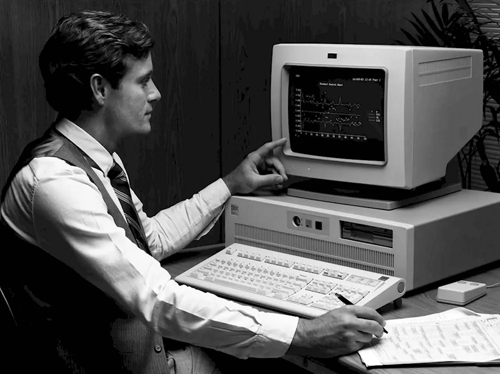 Деактивируй компьютер. Компьютер IBM 1990. ЭВМ IBM 4381. 4 Поколение ЭВМ эпл 1. Старый компьютер.