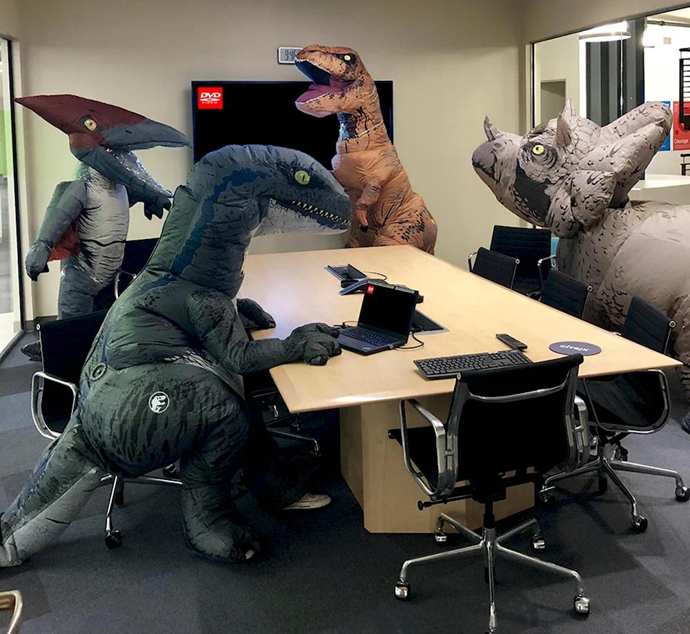 Костюм динозавра в офисе