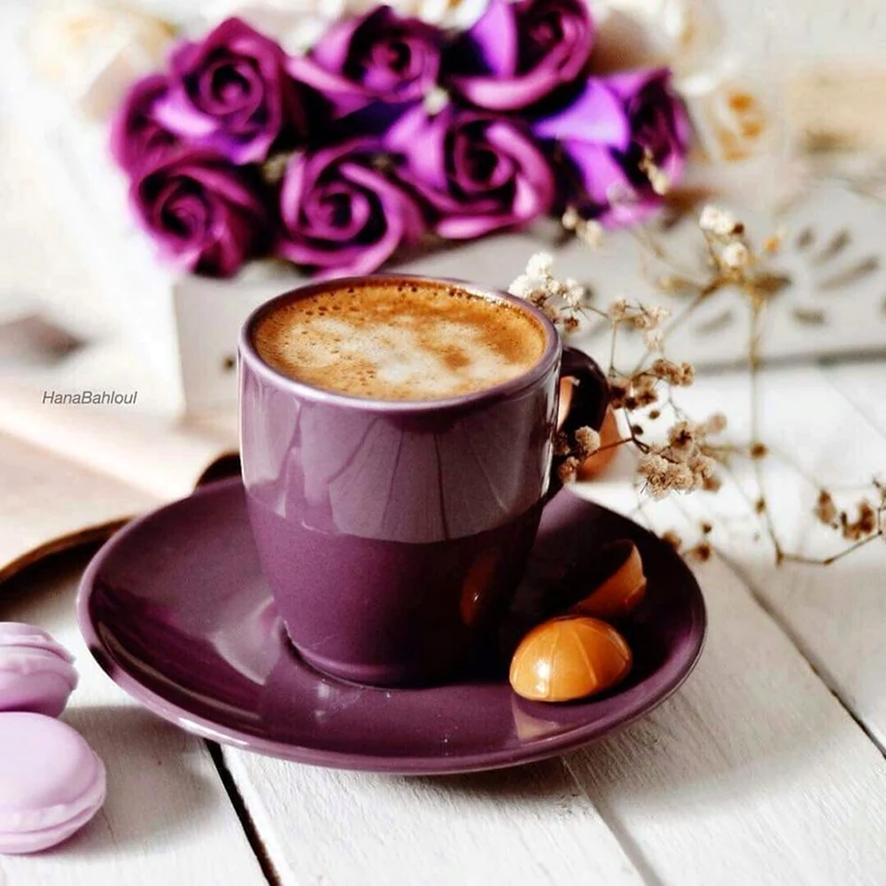 Красивые цветы и чашка кофе