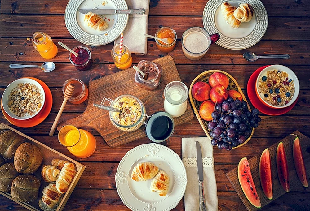 Красивый семейный завтрак