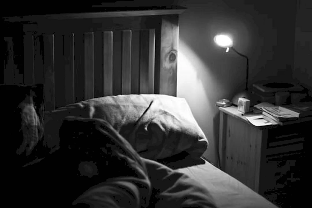 Кровать в темноте