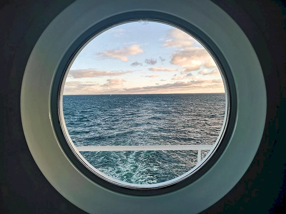 Круглое окно на корабле