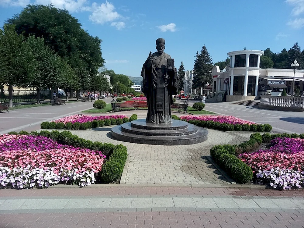 Курортный бульвар в Кисловодске памятник Николаю Чудотворцу