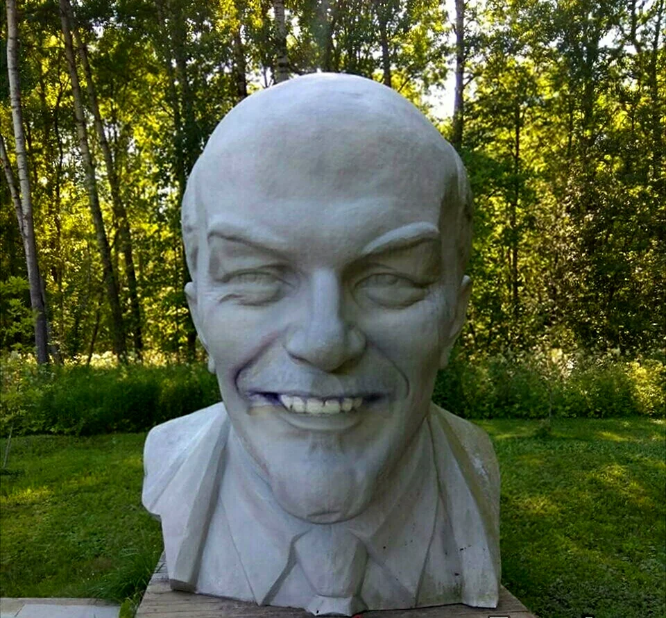 Ленин улыбается
