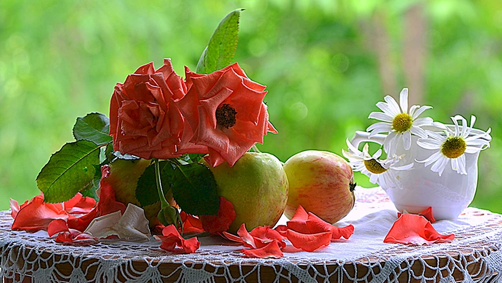 Лето цветы фрукты на столе