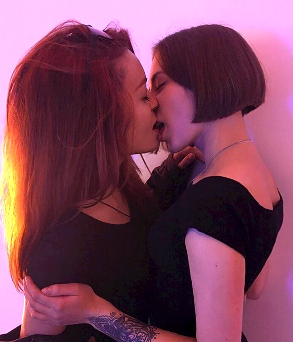 ЛГБТ девушки поцелуй