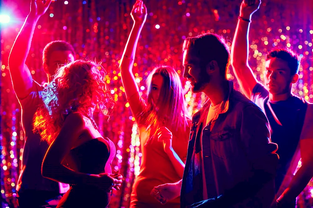Люди танцуют в клубе