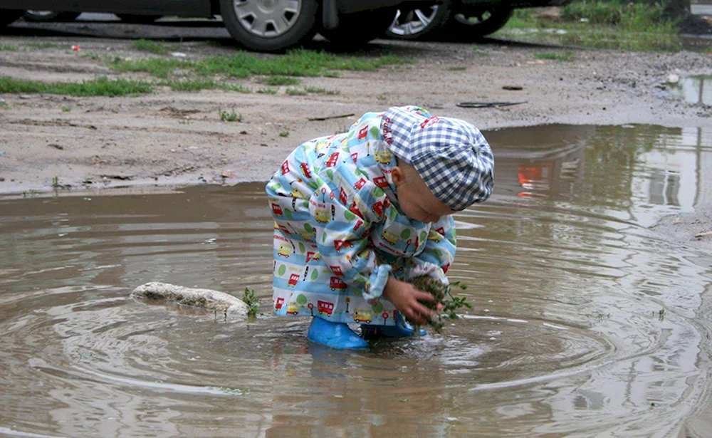 Лужа смешно ребенок