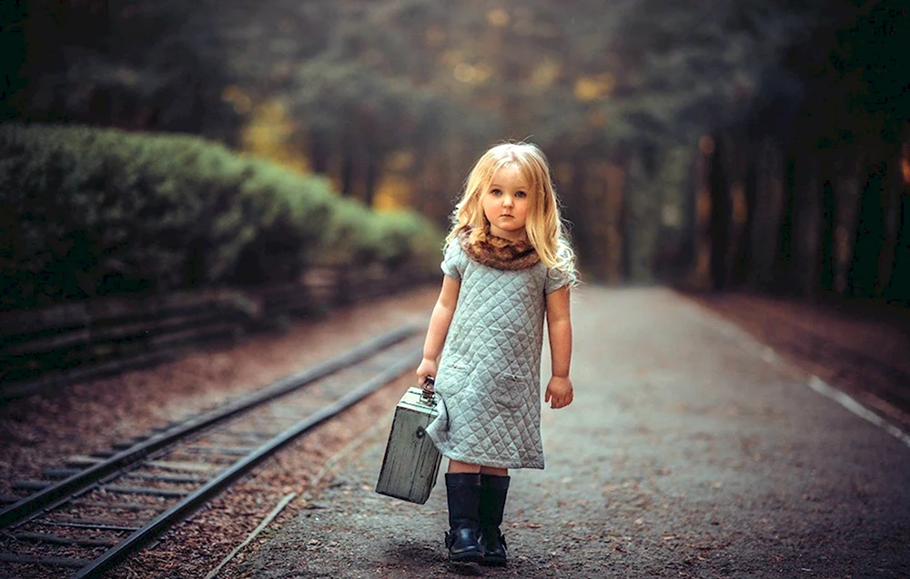 Маленькая девочка с чемоданом