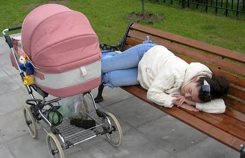Мама с коляской спит