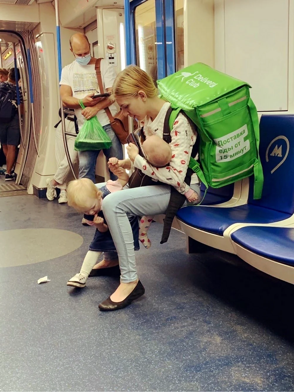 Мать с ребенком в метро