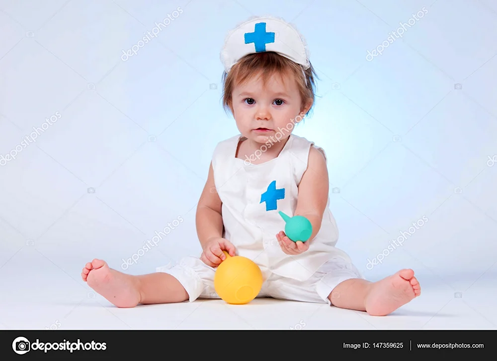 Медсестра играет с ребенком