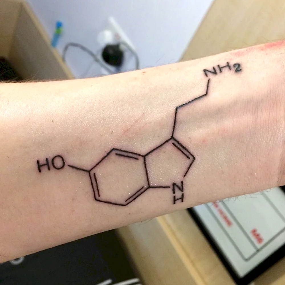 Молекула серотонина тату