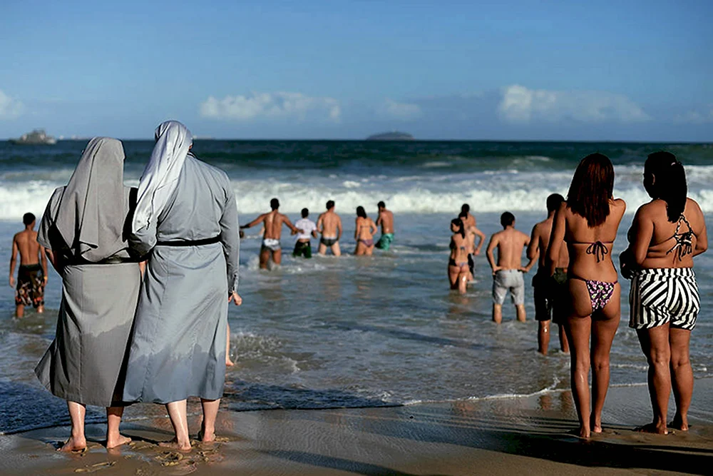 Монахиня и море