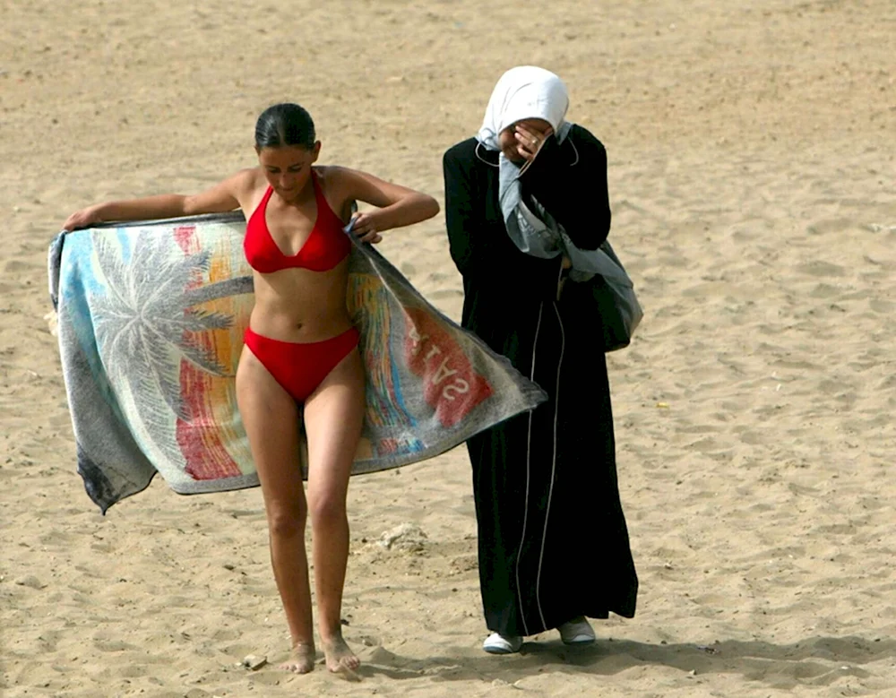 Мусульманки на пляже в купальнике