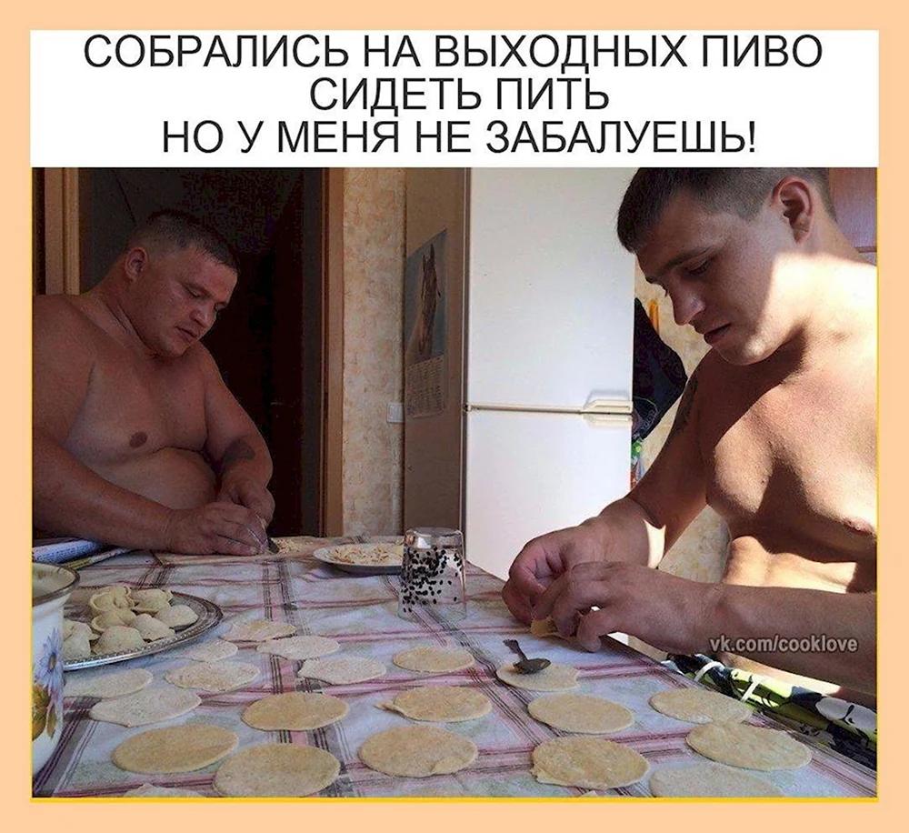Мужчина готовит пельмени