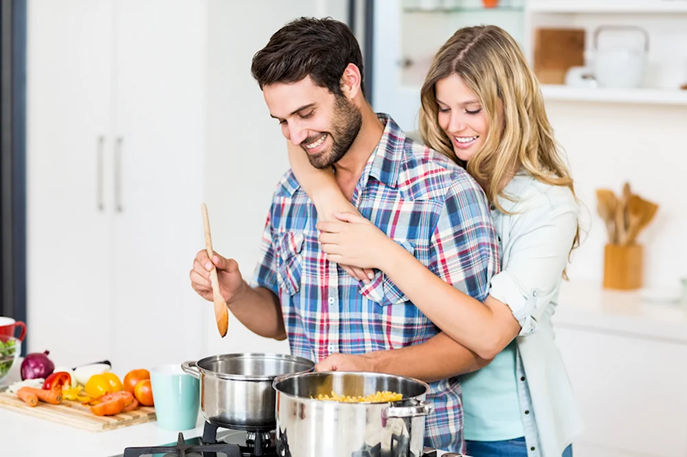 Lovers in the kitchen. Мужчина и женщина на кухне. Мужчина и женщина готовят вместе. Мужчина на кухне. Мужчина и женщина завтракают.