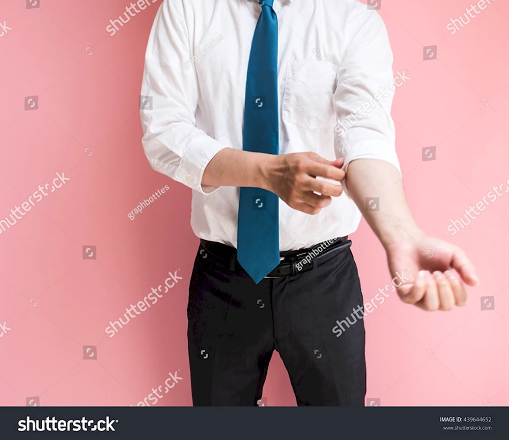 Мужчина закатывает рукава