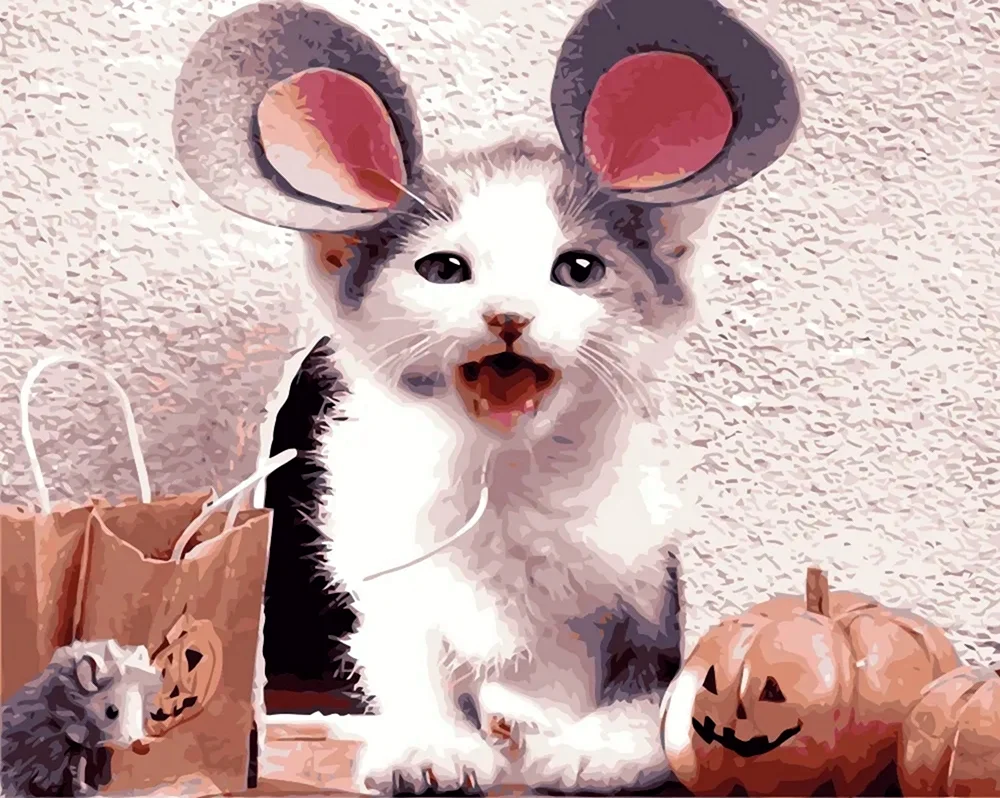 Мышка в костюме кошки