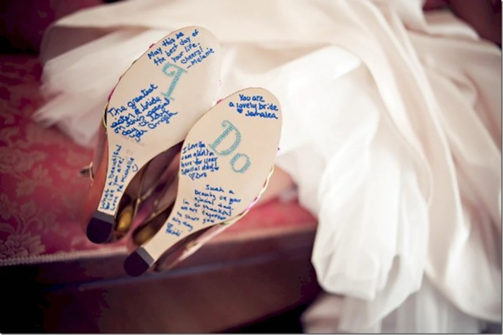 Надпись на туфлях невесты