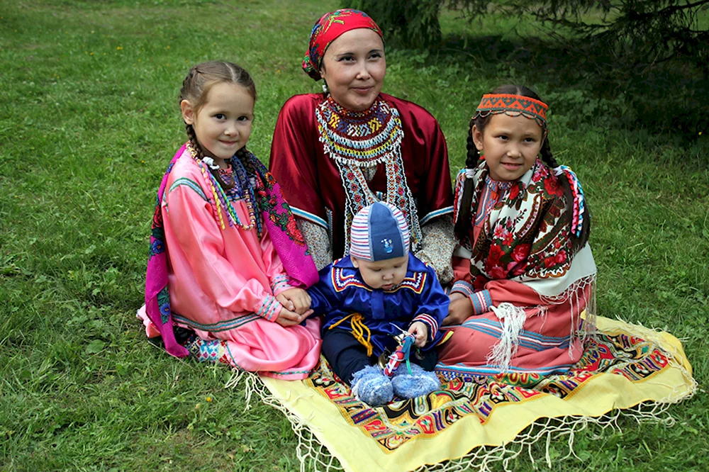 Народы Урала вогулы (манси). Ханты манси люди. Ханты манси народность.