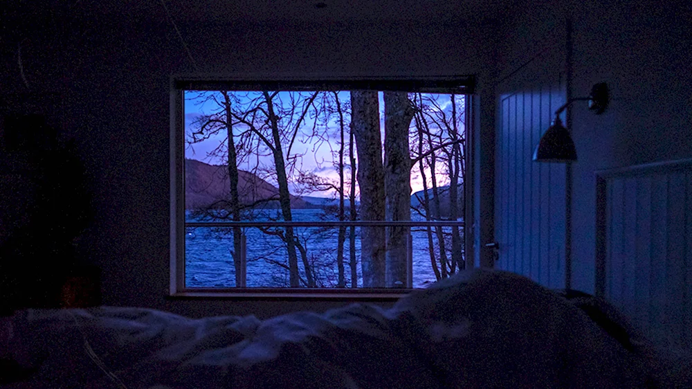 Ночная комната с окном