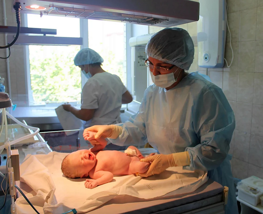 Новорожденные дети в родильном зале