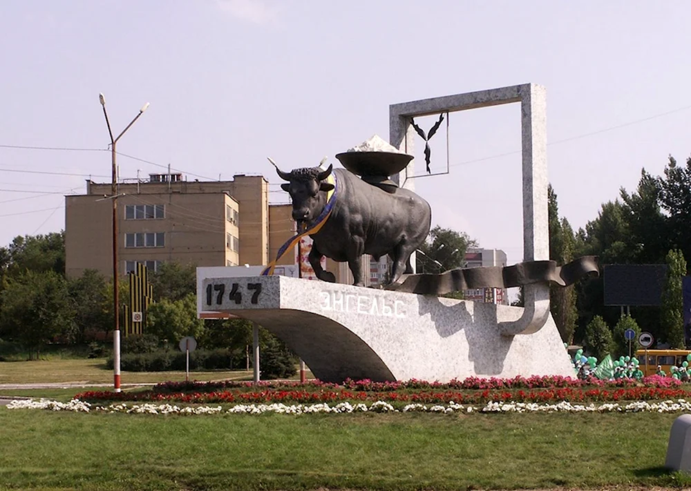 Памятник быку в Энгельсе