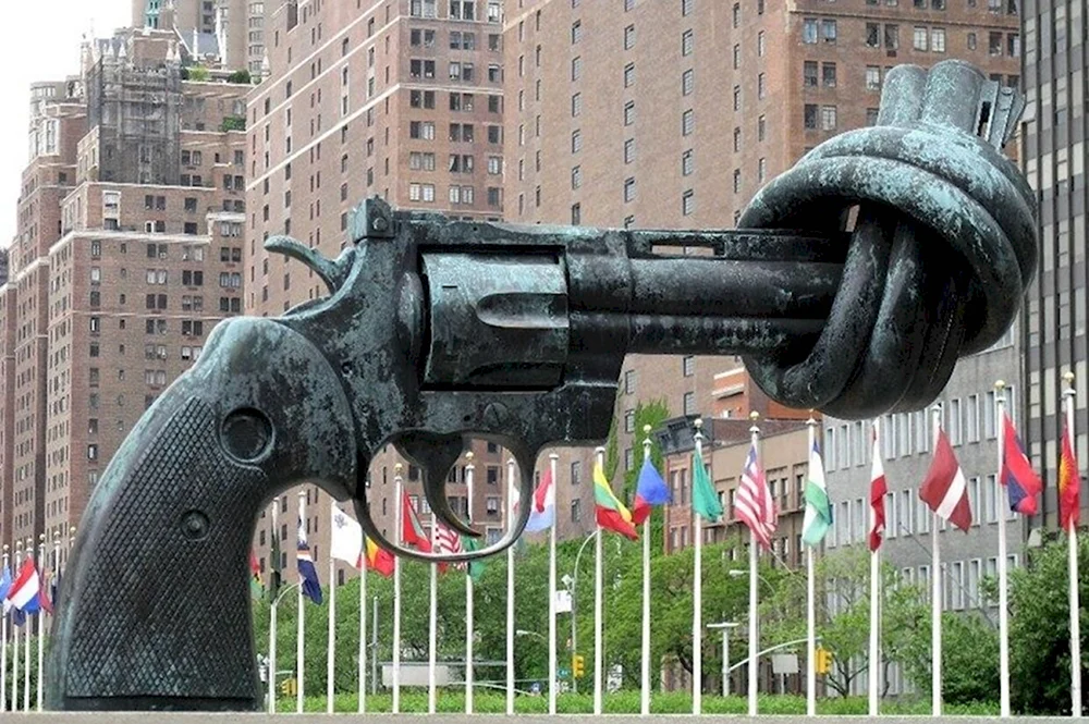 Памятник ООН пистолет