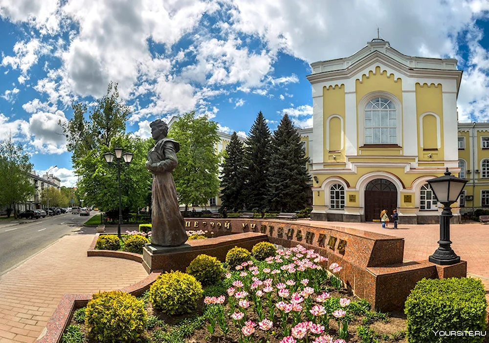 Памятник первой учительнице Ставрополь