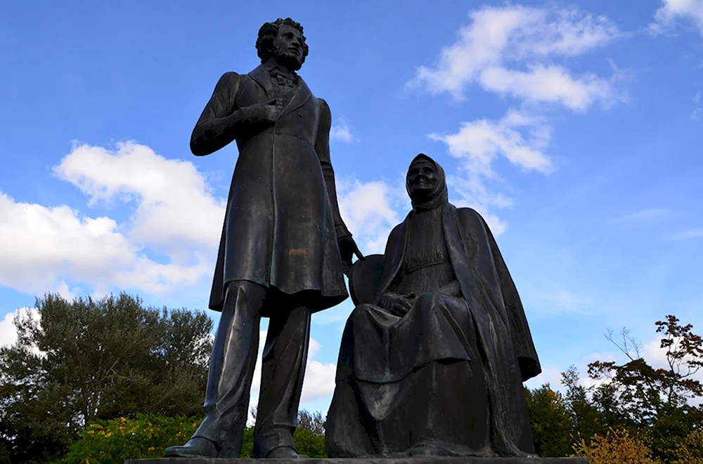 Памятник Пушкину и Арине Родионовне в Пскове