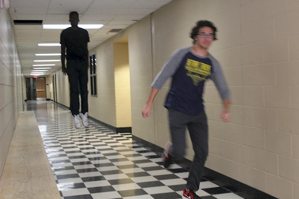Парень бежит по коридору Мем